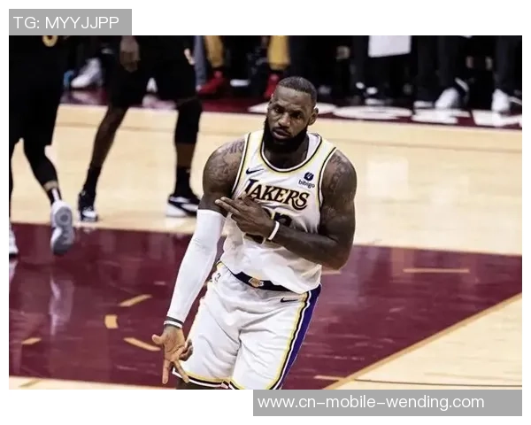 ESPN：詹姆斯今天全程参加5v5练习 没有任何持续性痛苦